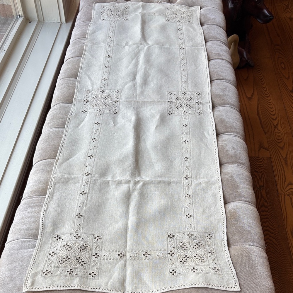 Elegant cream colored Irish linen table